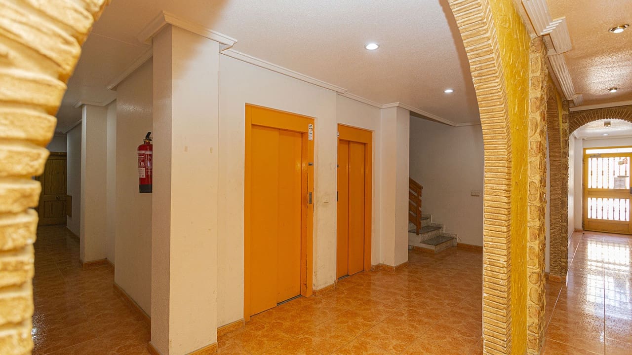 2 soveværelse Lejlighed til salg i Torrevieja med swimmingpool - € 136.500 (Ref: 8549853)