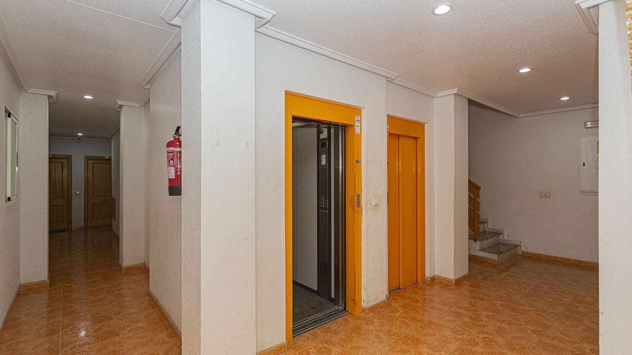 2 soveværelse Lejlighed til salg i Torrevieja med swimmingpool - € 136.500 (Ref: 8549853)