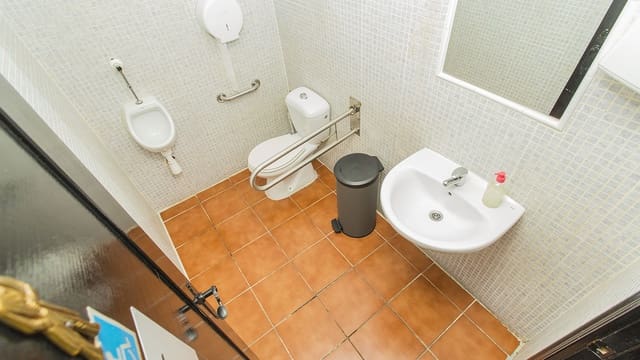 Local Comercial de 25 habitaciones en Avenida Habaneras - Curva de Palangre, Torrevieja en venta - 950.000 € (Ref: 8558267)