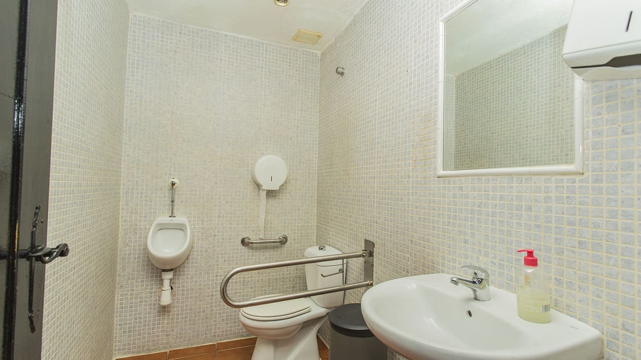 25 quarto Comercial para venda em Torrevieja - 950 000 € (Ref: 8558267)