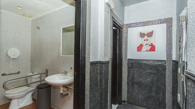 Local Comercial de 25 habitaciones en Avenida Habaneras - Curva de Palangre, Torrevieja en venta - 950.000 € (Ref: 8558267)