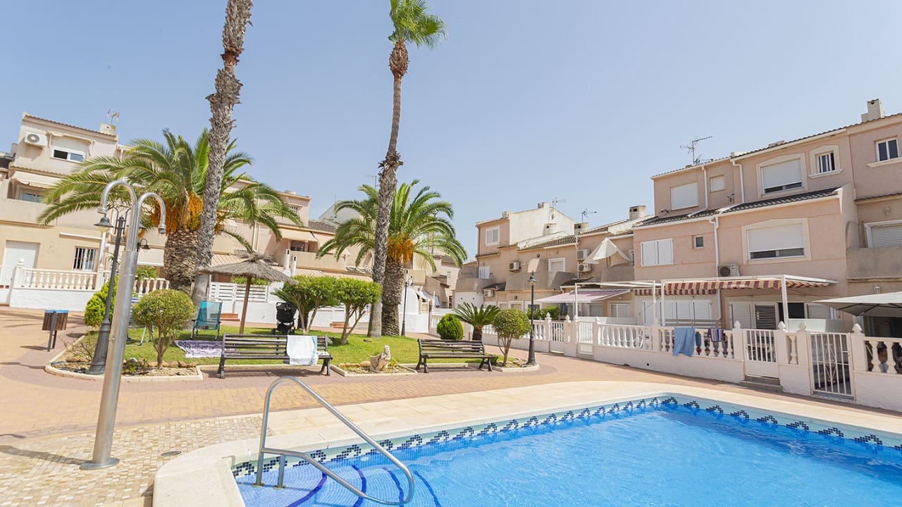 3 soveværelse Byhus til salg i Dehesa de Campoamor med swimmingpool - € 315.000 (Ref: 8566810)