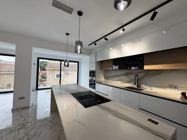 4 sypialnia Willa na sprzedaż w Los Balcones - 995 000 € (Ref: 8573024)