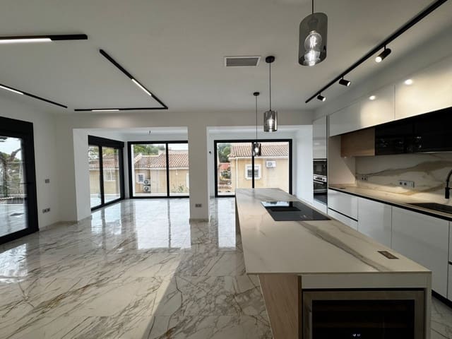 4 sypialnia Willa na sprzedaż w Los Balcones - 995 000 € (Ref: 8573024)