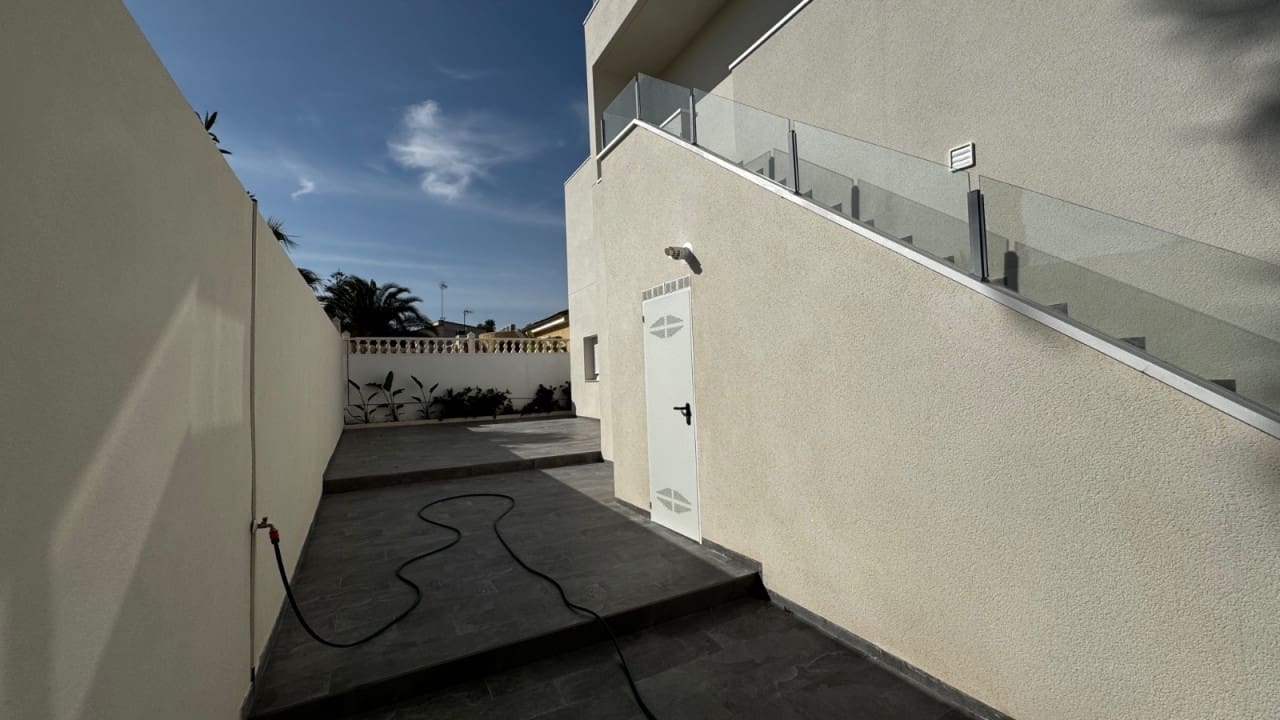 5 bedroom Villa for sale in Los Balcones with pool - € 1,150,000 (Ref: 8573044)