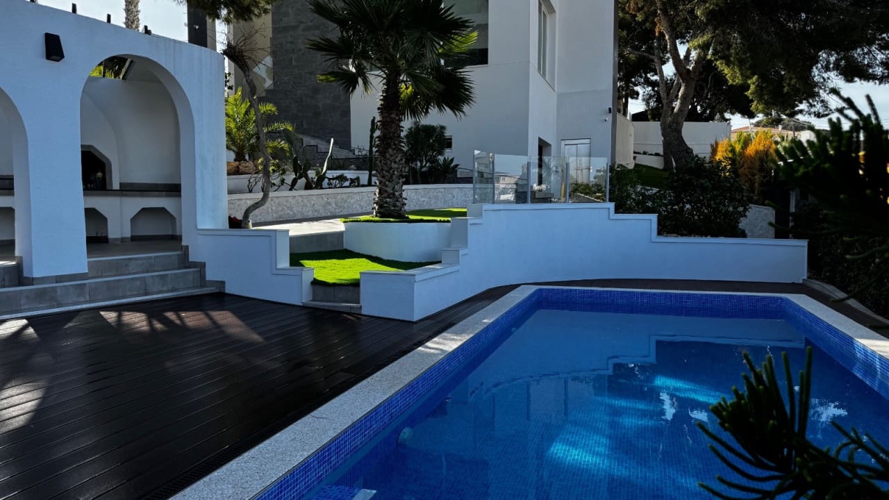 5 bedroom Villa for sale in Los Balcones with pool - € 1,150,000 (Ref: 8573044)