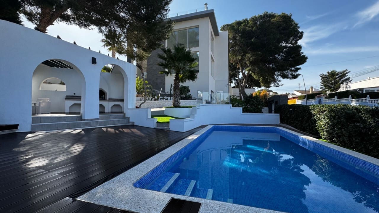5 bedroom Villa for sale in Los Balcones with pool - € 1,150,000 (Ref: 8573044)