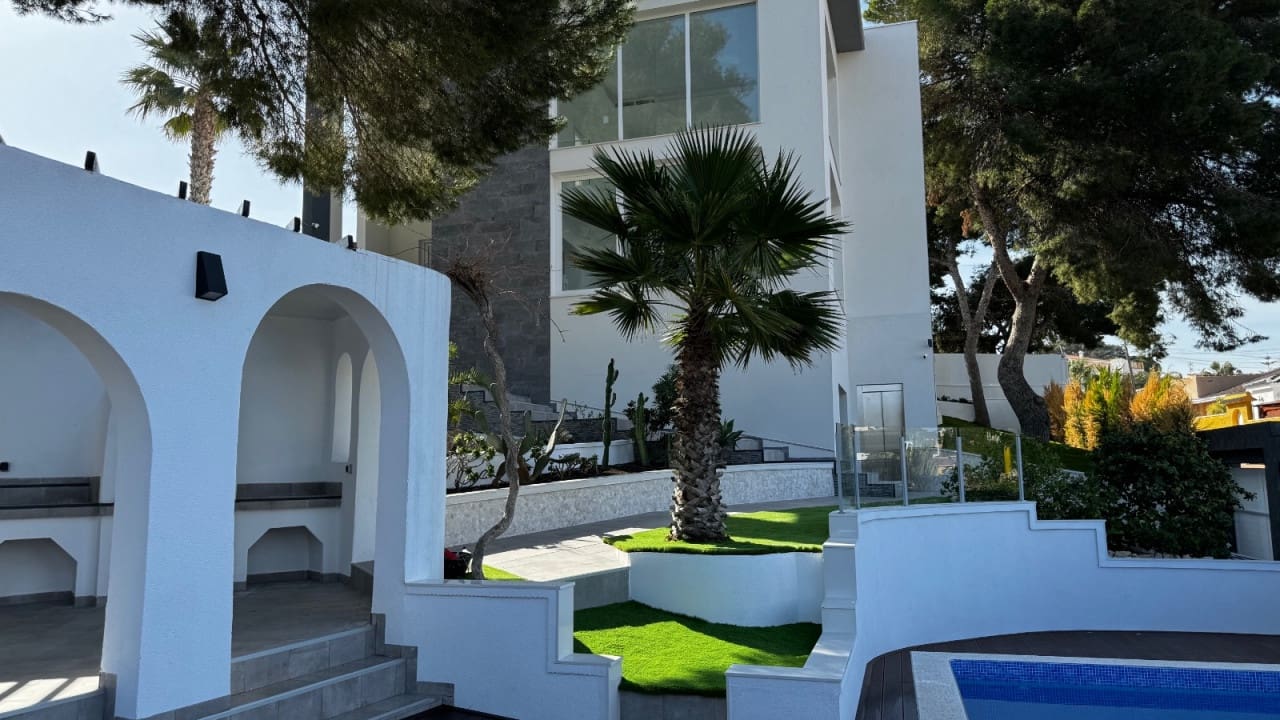 5 bedroom Villa for sale in Los Balcones with pool - € 1,150,000 (Ref: 8573044)