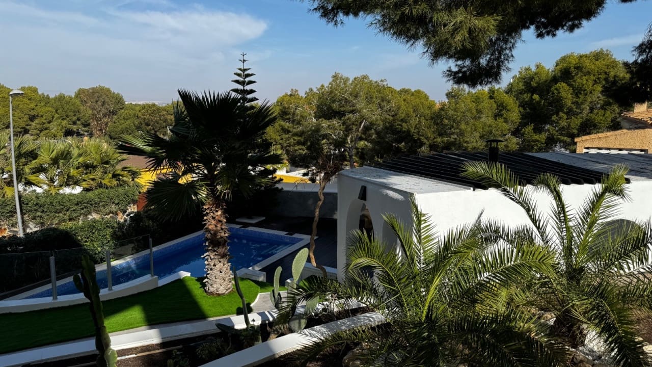 5 bedroom Villa for sale in Los Balcones with pool - € 1,150,000 (Ref: 8573044)