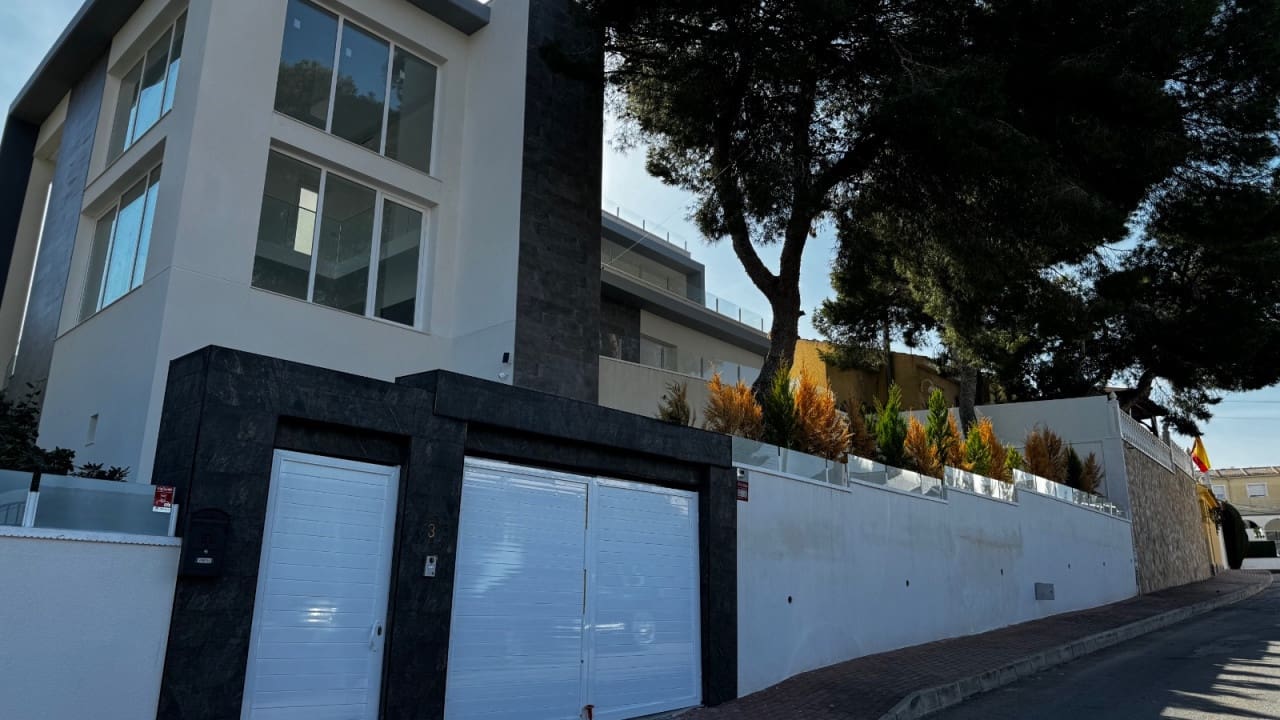 5 bedroom Villa for sale in Los Balcones with pool - € 1,150,000 (Ref: 8573044)