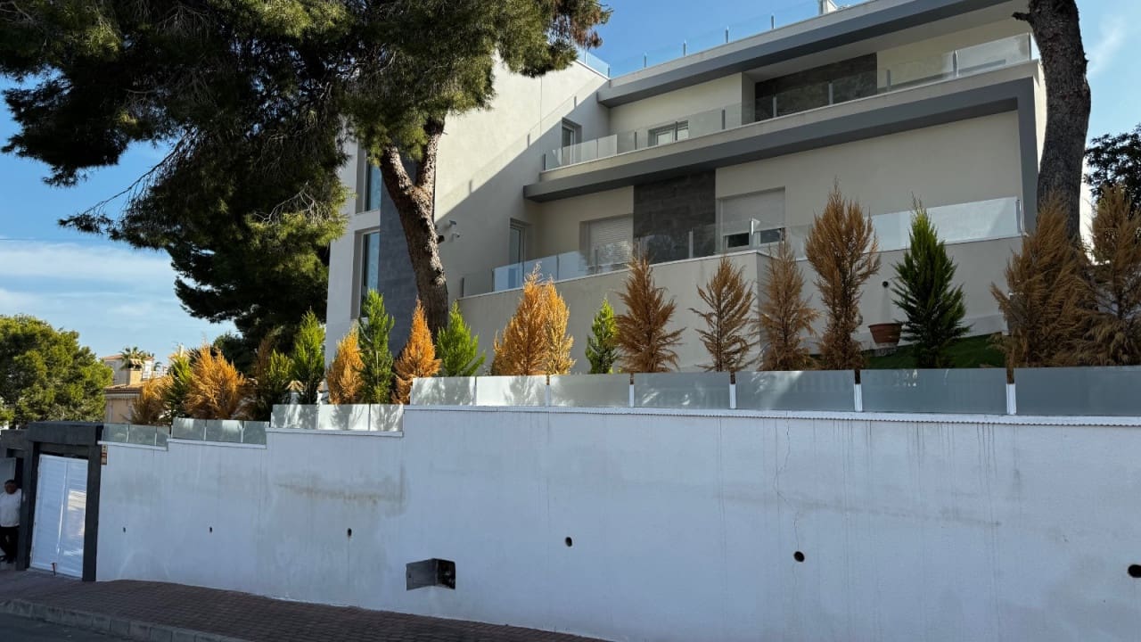 5 bedroom Villa for sale in Los Balcones with pool - € 1,150,000 (Ref: 8573044)