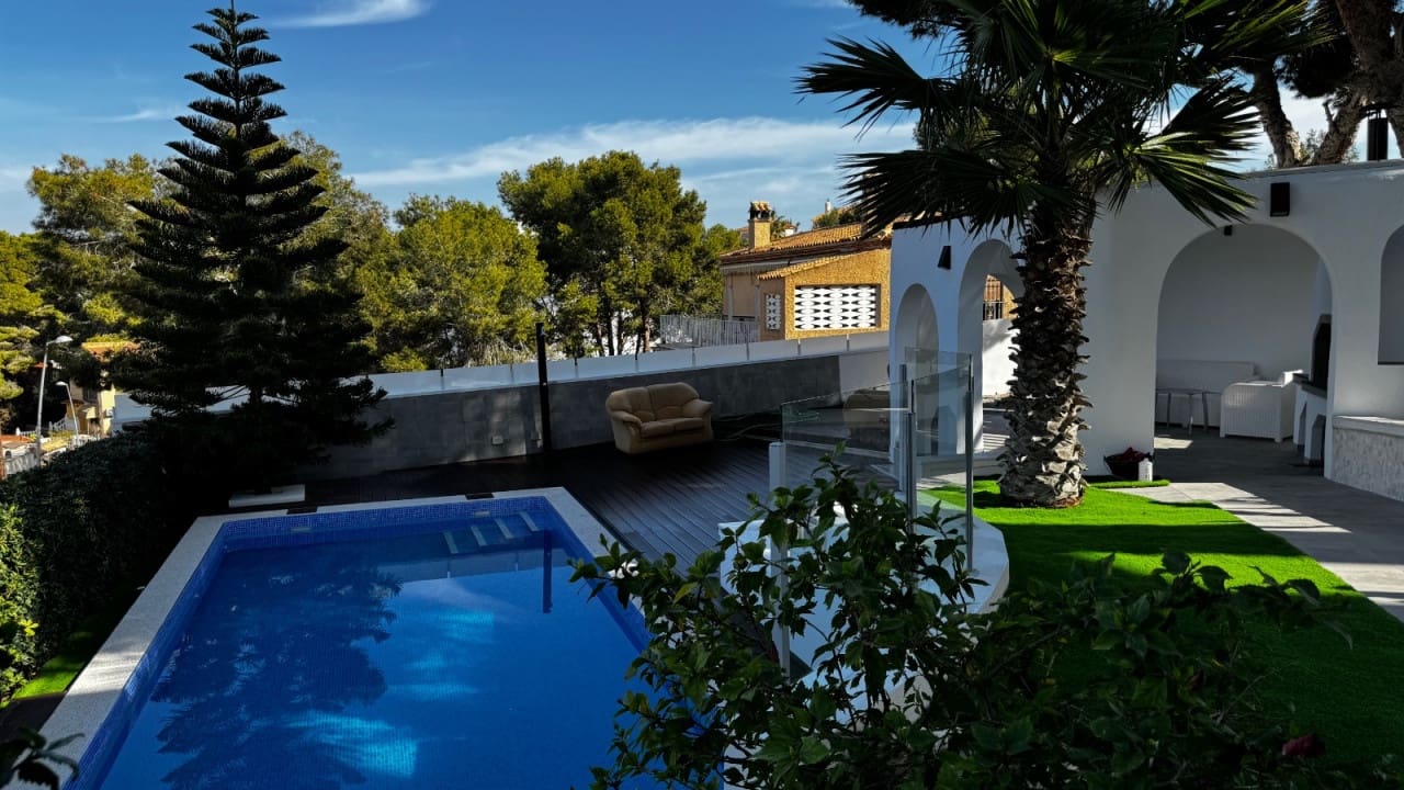 5 bedroom Villa for sale in Los Balcones with pool - € 1,150,000 (Ref: 8573044)