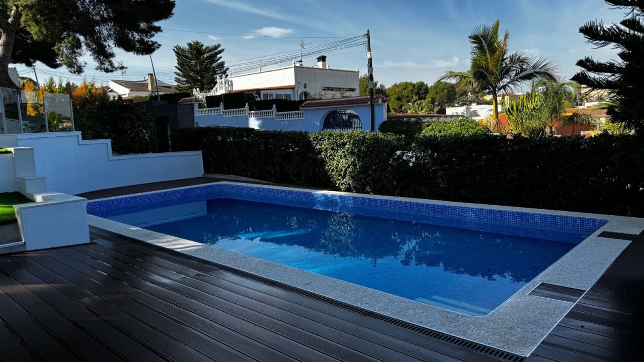 5 bedroom Villa for sale in Los Balcones with pool - € 1,150,000 (Ref: 8573044)