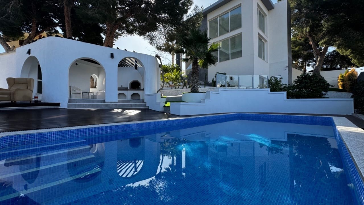 5 bedroom Villa for sale in Los Balcones with pool - € 1,150,000 (Ref: 8573044)