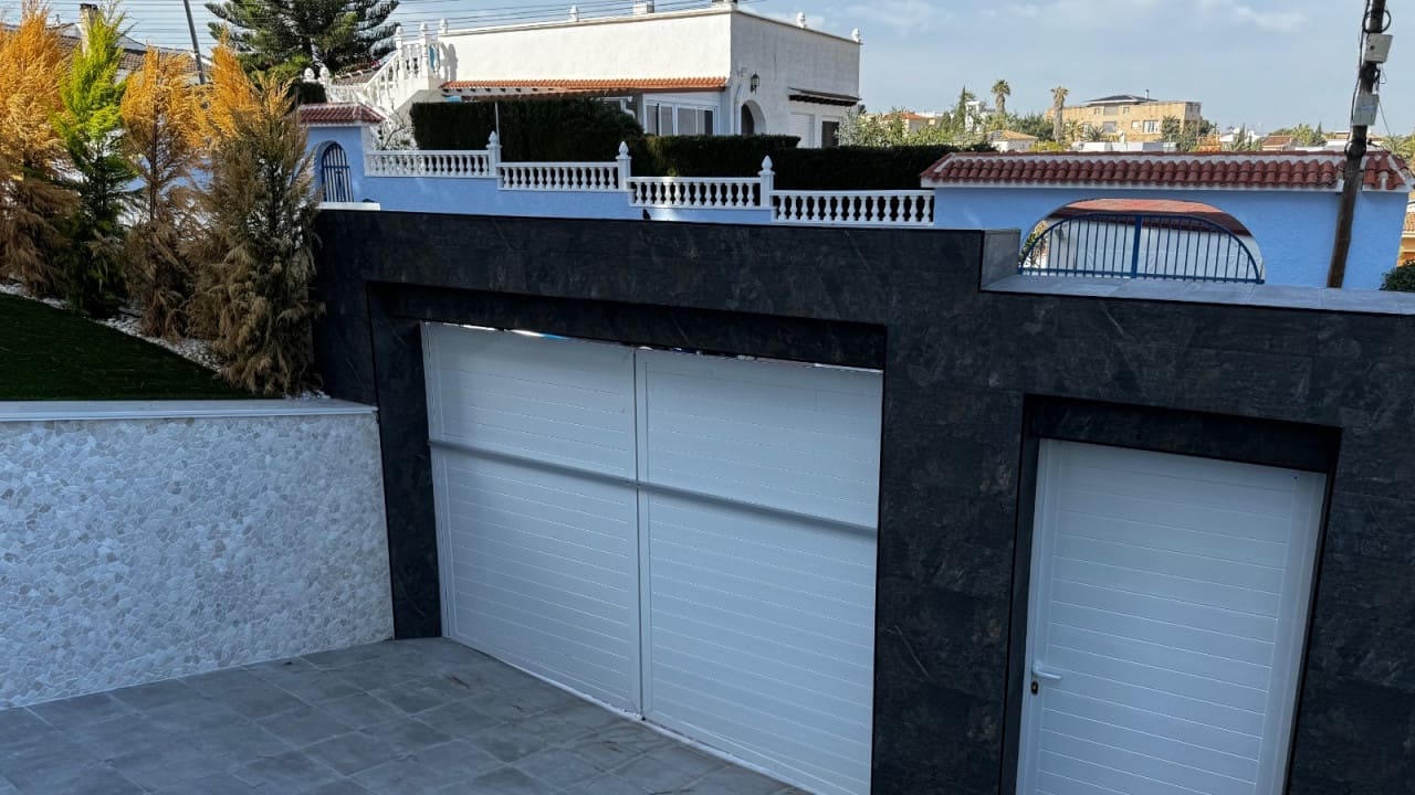 5 bedroom Villa for sale in Los Balcones with pool - € 1,150,000 (Ref: 8573044)