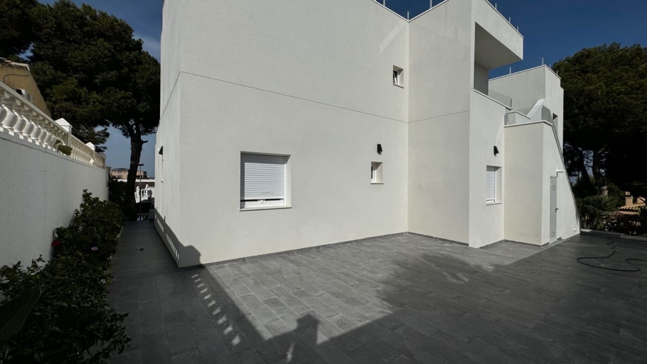 5 bedroom Villa for sale in Los Balcones with pool - € 1,150,000 (Ref: 8573044)