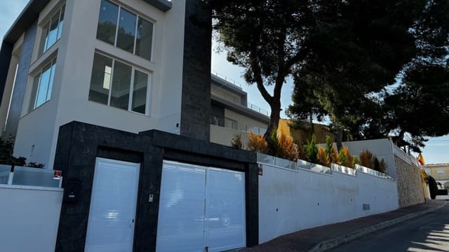 5 bedroom Villa for sale in Los Balcones with pool - € 1,150,000 (Ref: 8573044)