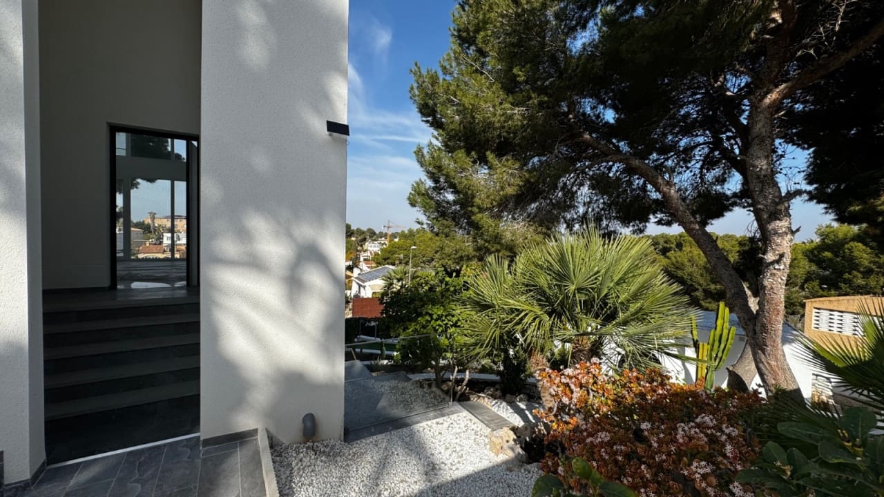 5 bedroom Villa for sale in Los Balcones with pool - € 1,150,000 (Ref: 8573044)