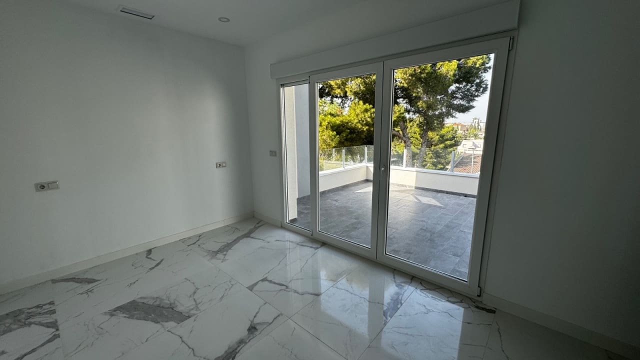 5 bedroom Villa for sale in Los Balcones with pool - € 1,150,000 (Ref: 8573044)