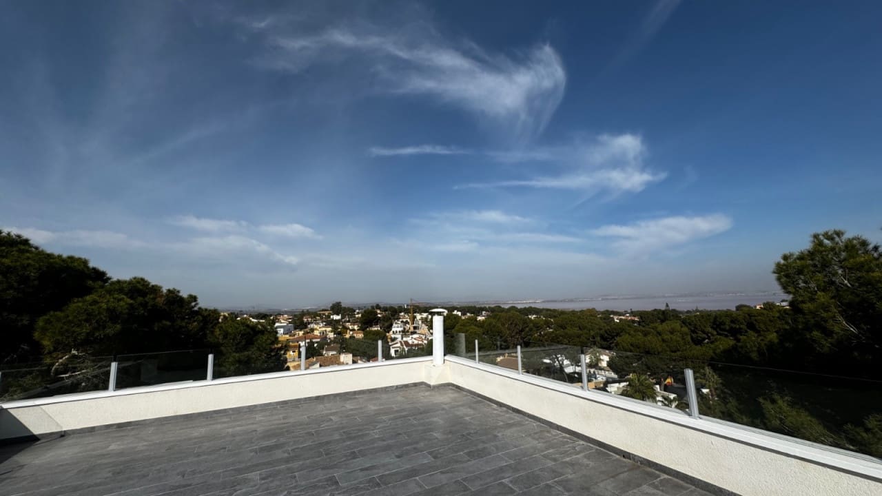 5 bedroom Villa for sale in Los Balcones with pool - € 1,150,000 (Ref: 8573044)