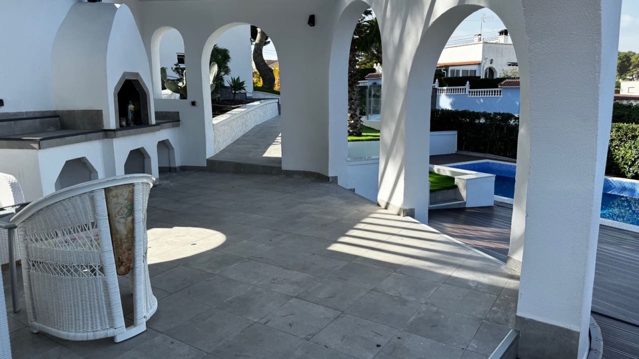 5 bedroom Villa for sale in Los Balcones with pool - € 1,150,000 (Ref: 8573044)