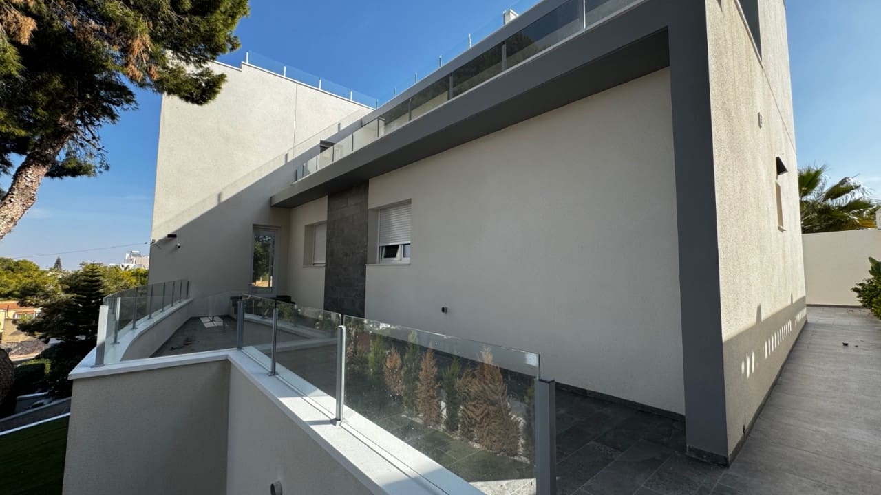 5 bedroom Villa for sale in Los Balcones with pool - € 1,150,000 (Ref: 8573044)