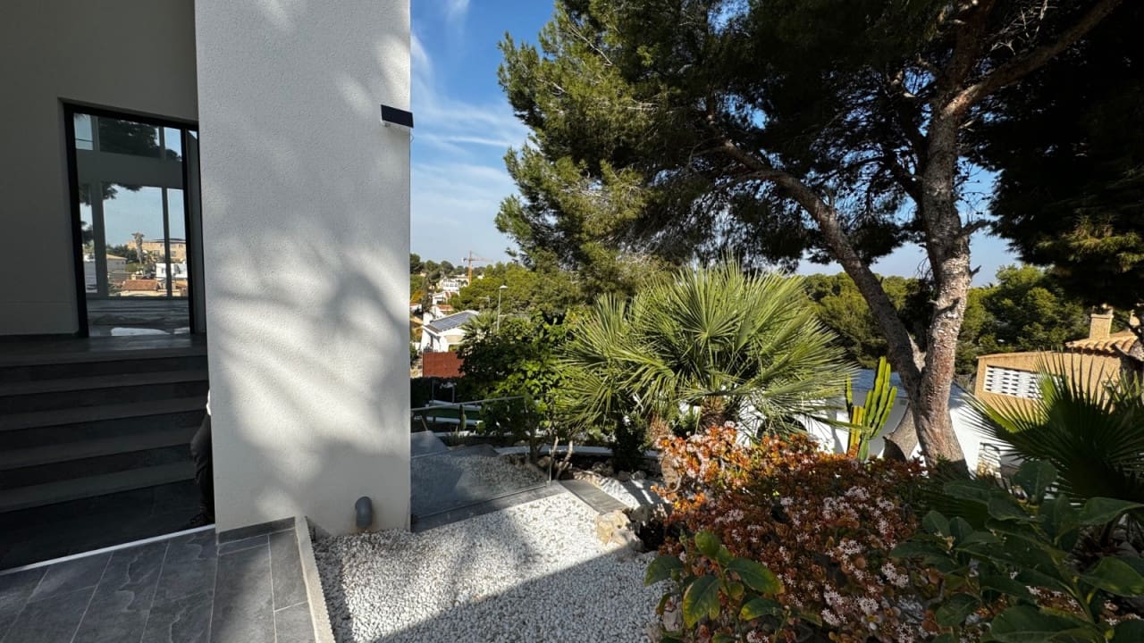 5 bedroom Villa for sale in Los Balcones with pool - € 1,150,000 (Ref: 8573044)