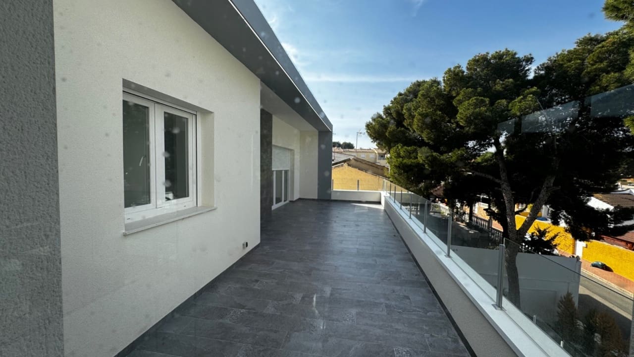 5 bedroom Villa for sale in Los Balcones with pool - € 1,150,000 (Ref: 8573044)