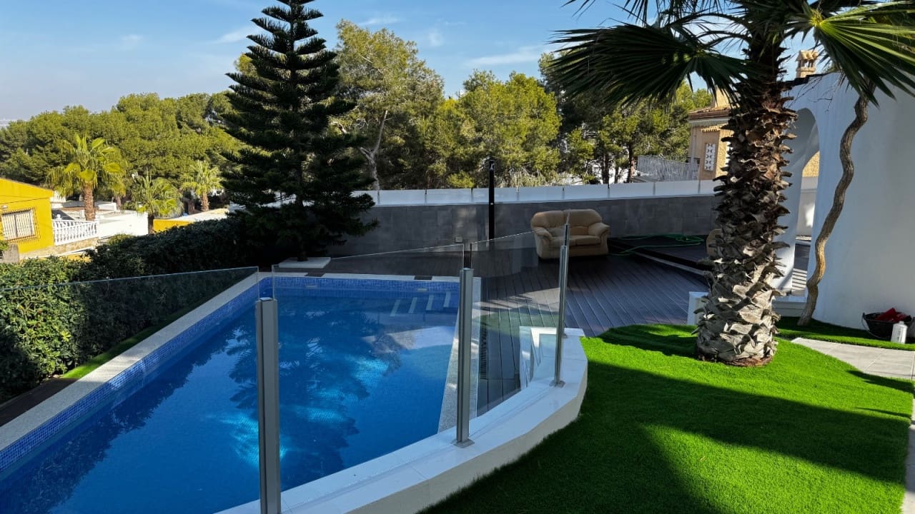 5 bedroom Villa for sale in Los Balcones with pool - € 1,150,000 (Ref: 8573044)