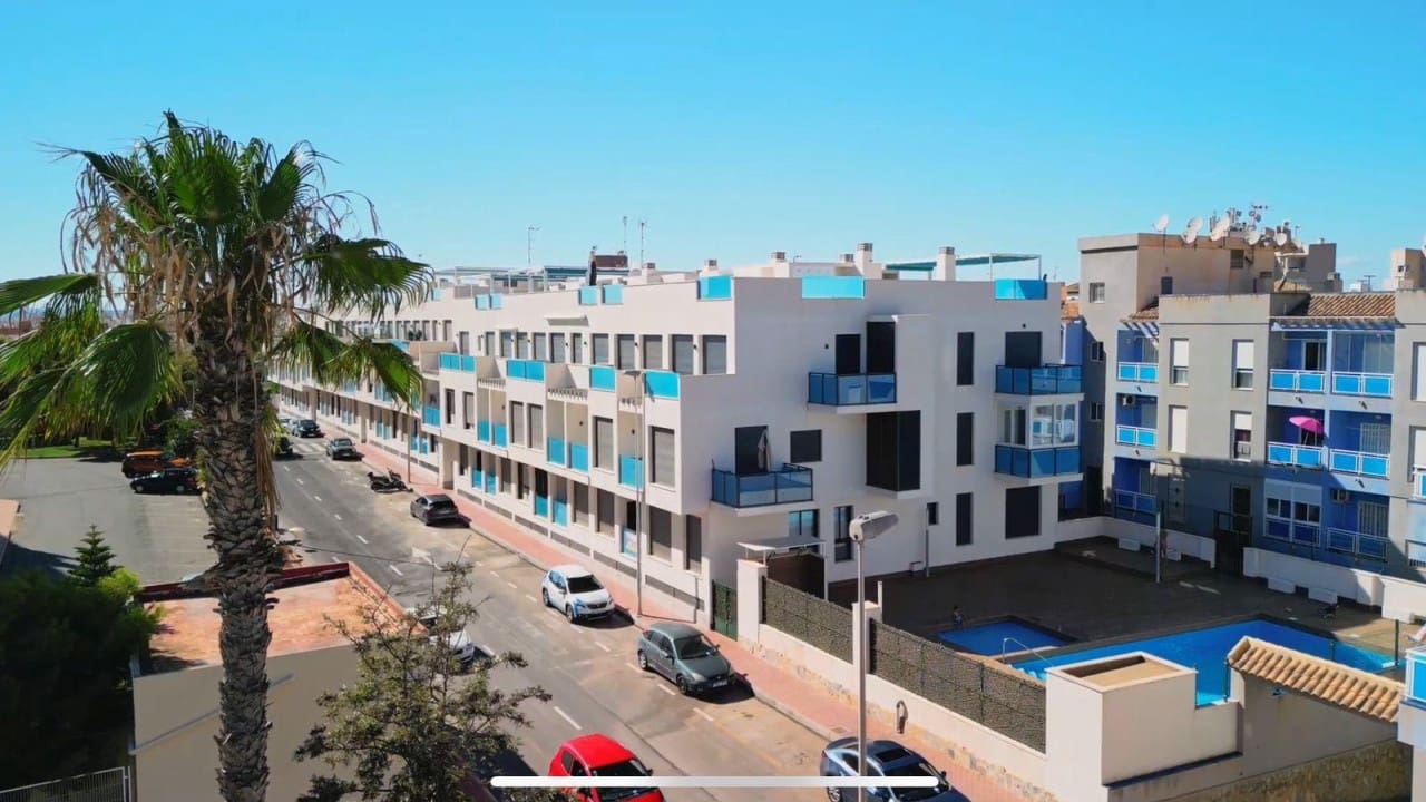 Apartamento de 2 habitaciones en Torrevieja en venta con piscina - 175.000 € (Ref: 8573045)
