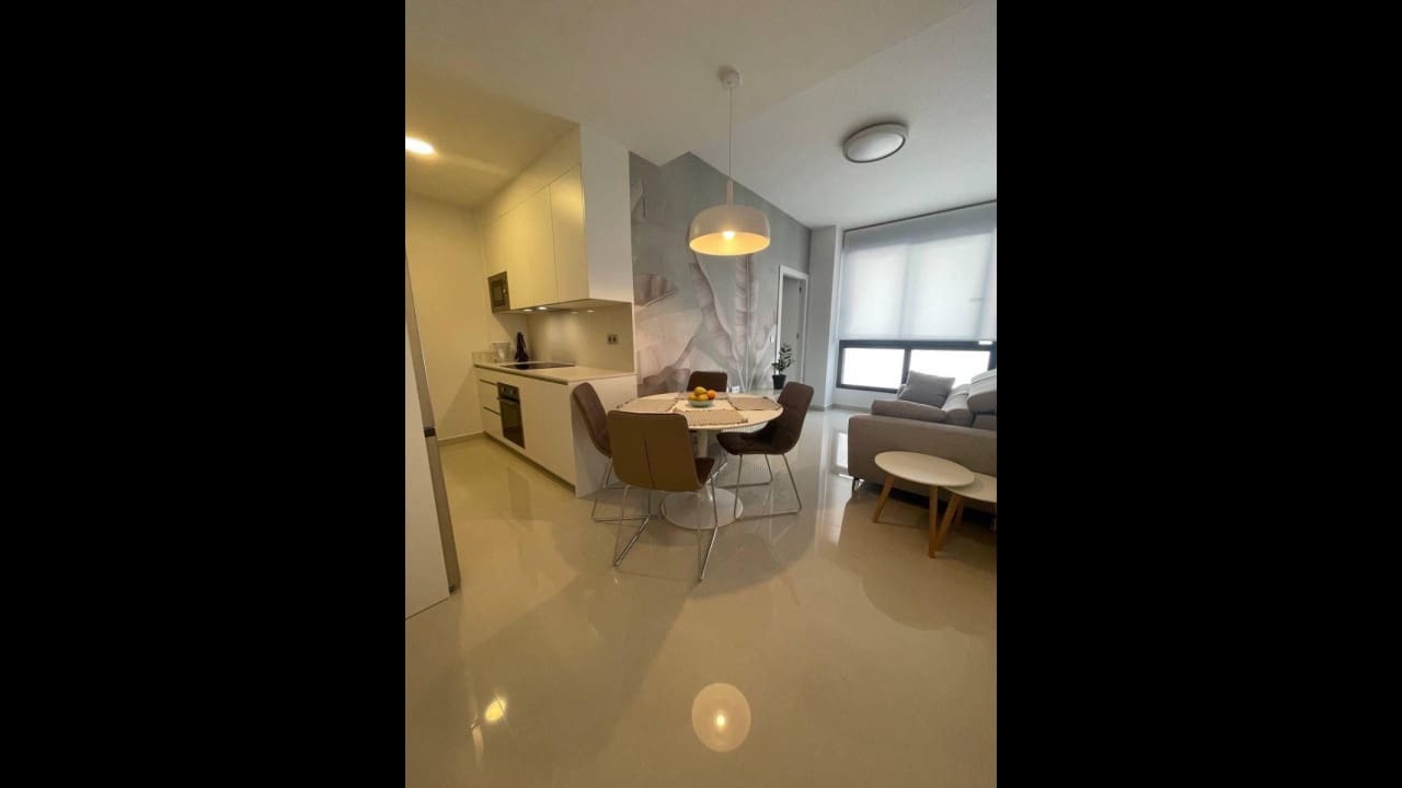 Apartamento de 2 habitaciones en Torrevieja en venta con piscina - 175.000 € (Ref: 8573045)