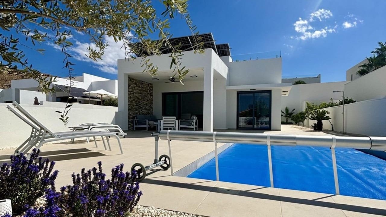 Chalet de 3 habitaciones en Benijófar en venta con piscina - 478.732 € (Ref: 8579838)