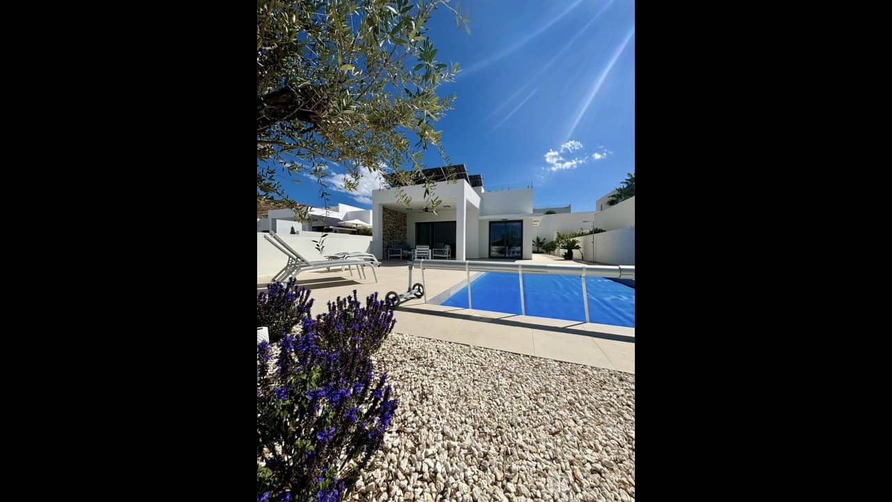 Chalet de 3 habitaciones en Benijófar en venta con piscina - 478.732 € (Ref: 8579838)