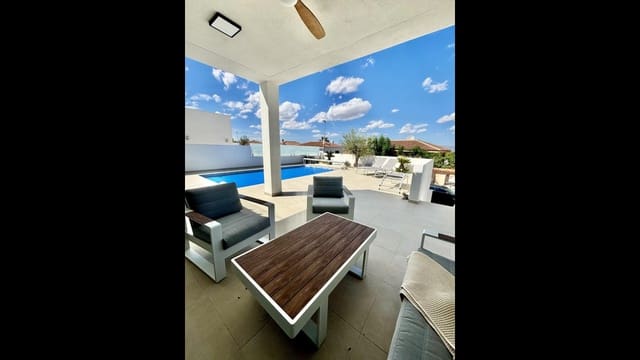 Chalet de 3 habitaciones en Benijófar en venta con piscina - 478.732 € (Ref: 8579838)