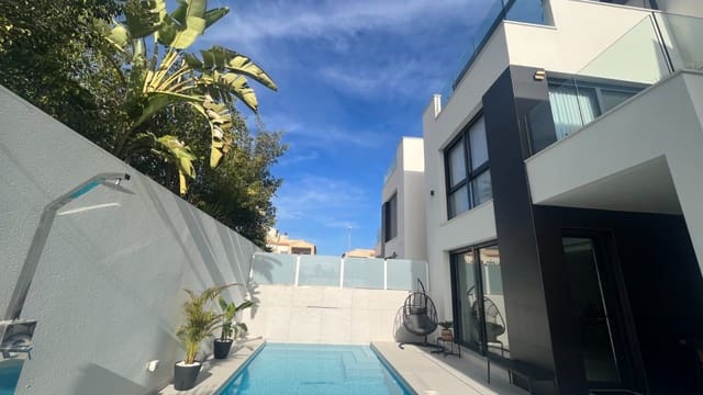 4 soveværelse Villa til salg i Punta Prima, Torrevieja med swimmingpool garage - € 599.000 (Ref: 8598079)
