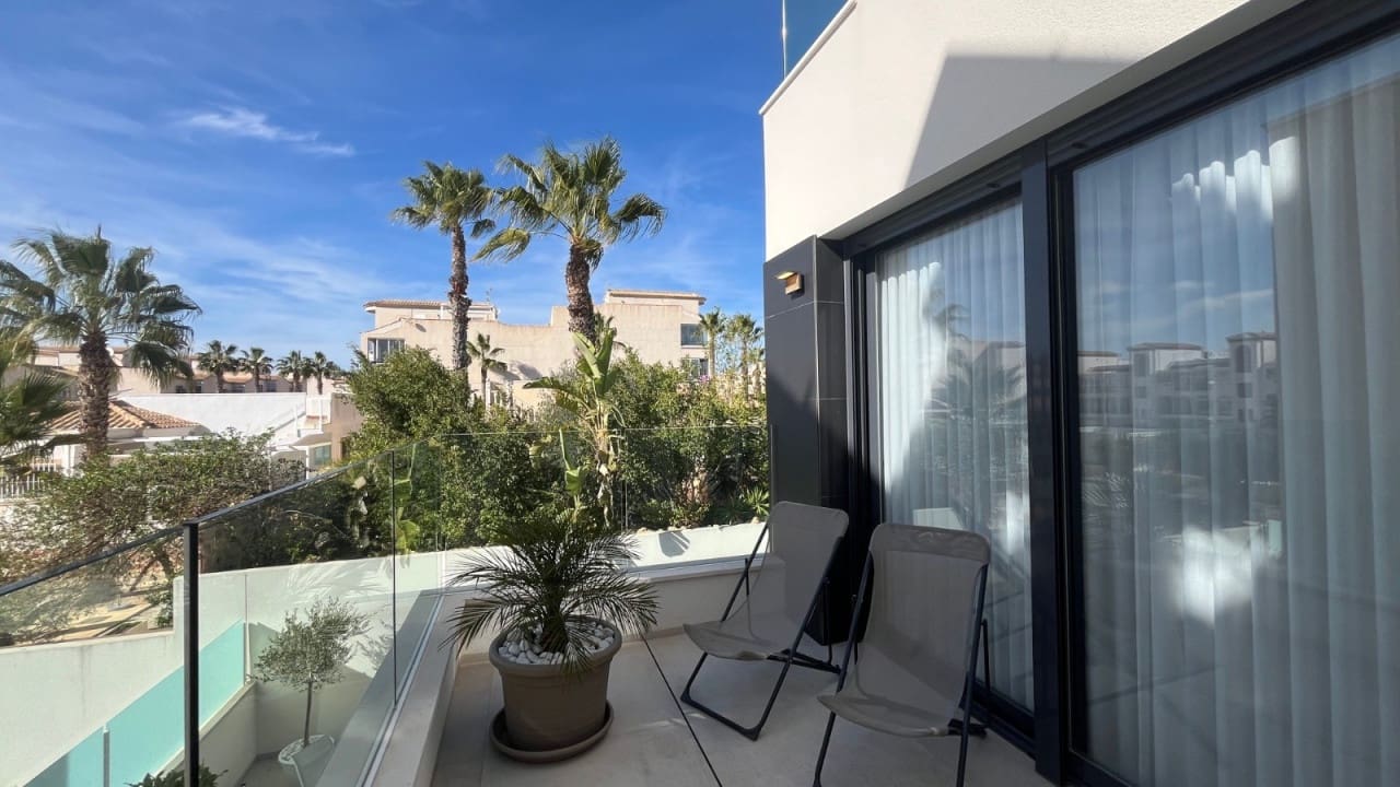 4 soverom Villa til salgs i Punta Prima med svømmebasseng garasje - € 599 000 (Ref: 8598079)