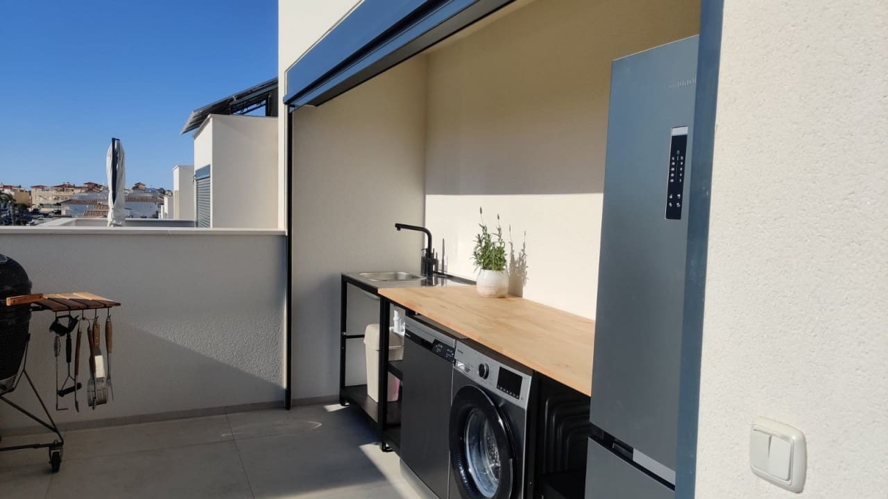 4 soverom Villa til salgs i Punta Prima med svømmebasseng garasje - € 599 000 (Ref: 8598079)