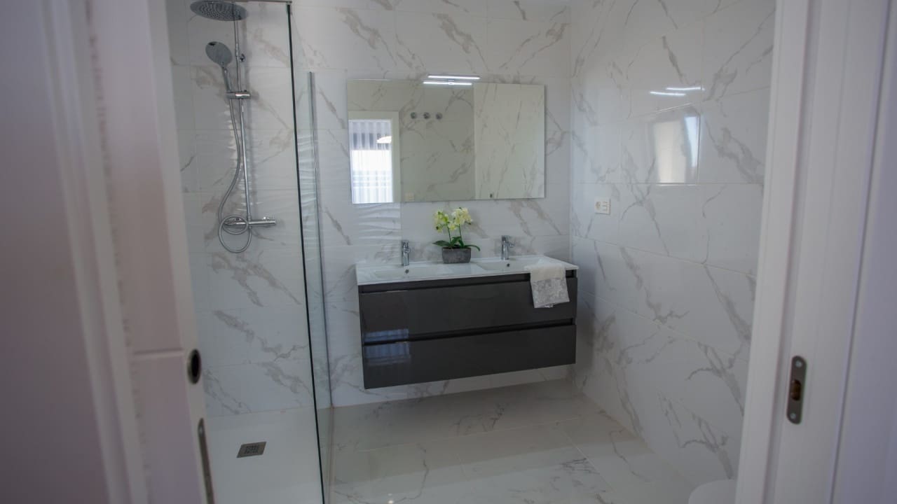 3 makuuhuone Huvila myytävänä paikassa Los Montesinos mukana uima-altaan 
autotalli - 405 900 € (Ref: 8600808)