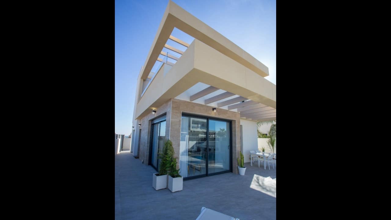 3 makuuhuone Huvila myytävänä paikassa Los Montesinos mukana uima-altaan 
autotalli - 405 900 € (Ref: 8600808)