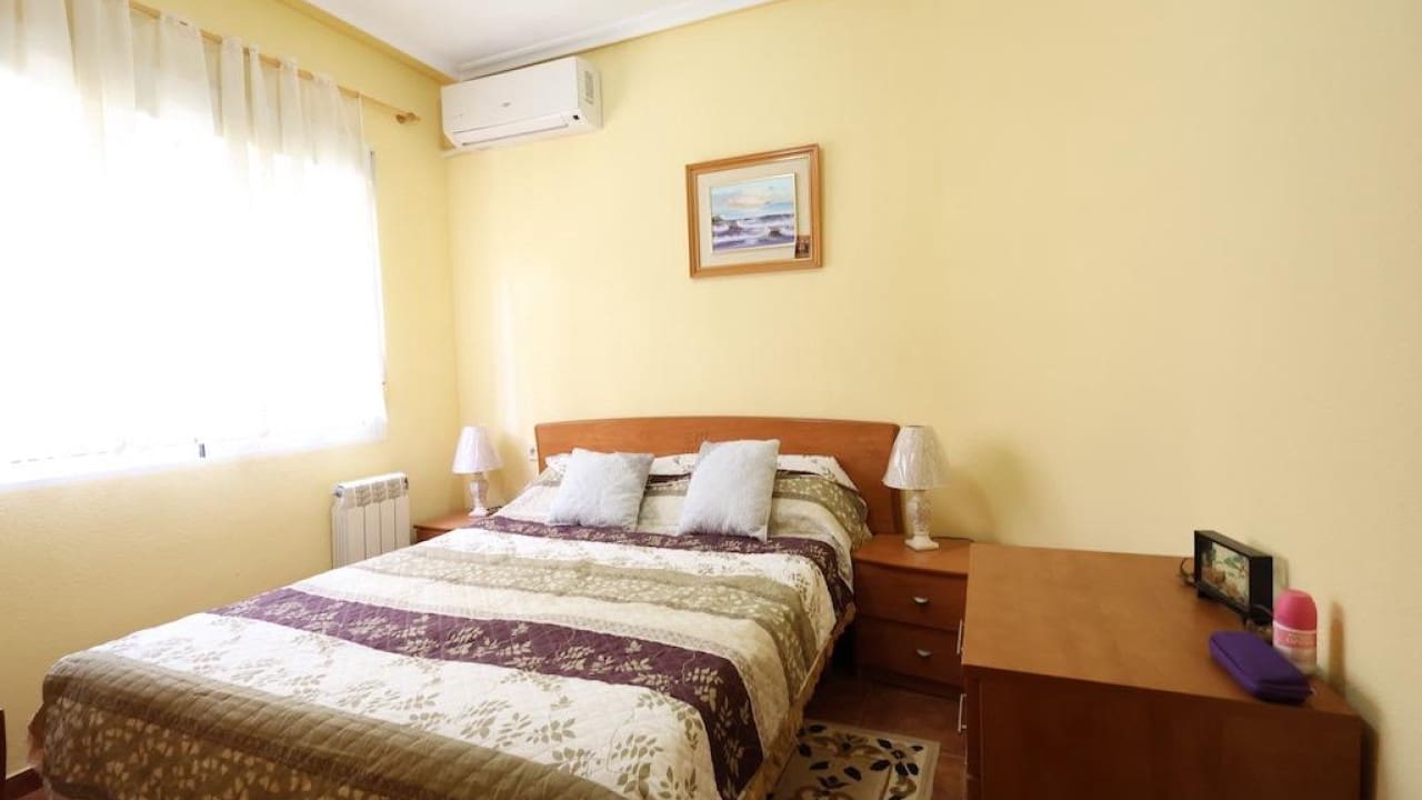 4 makuuhuone Huvila myytävänä paikassa Playa Flamenca mukana uima-altaan - 565 000 € (Ref: 8619823)