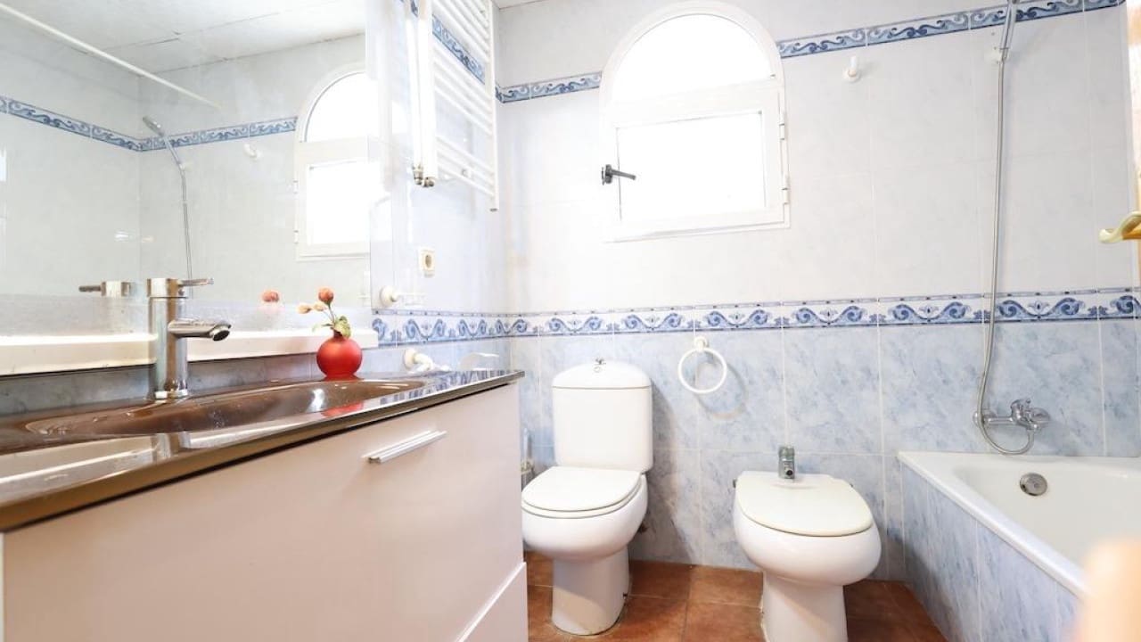 4 makuuhuone Huvila myytävänä paikassa Playa Flamenca mukana uima-altaan - 565 000 € (Ref: 8619823)