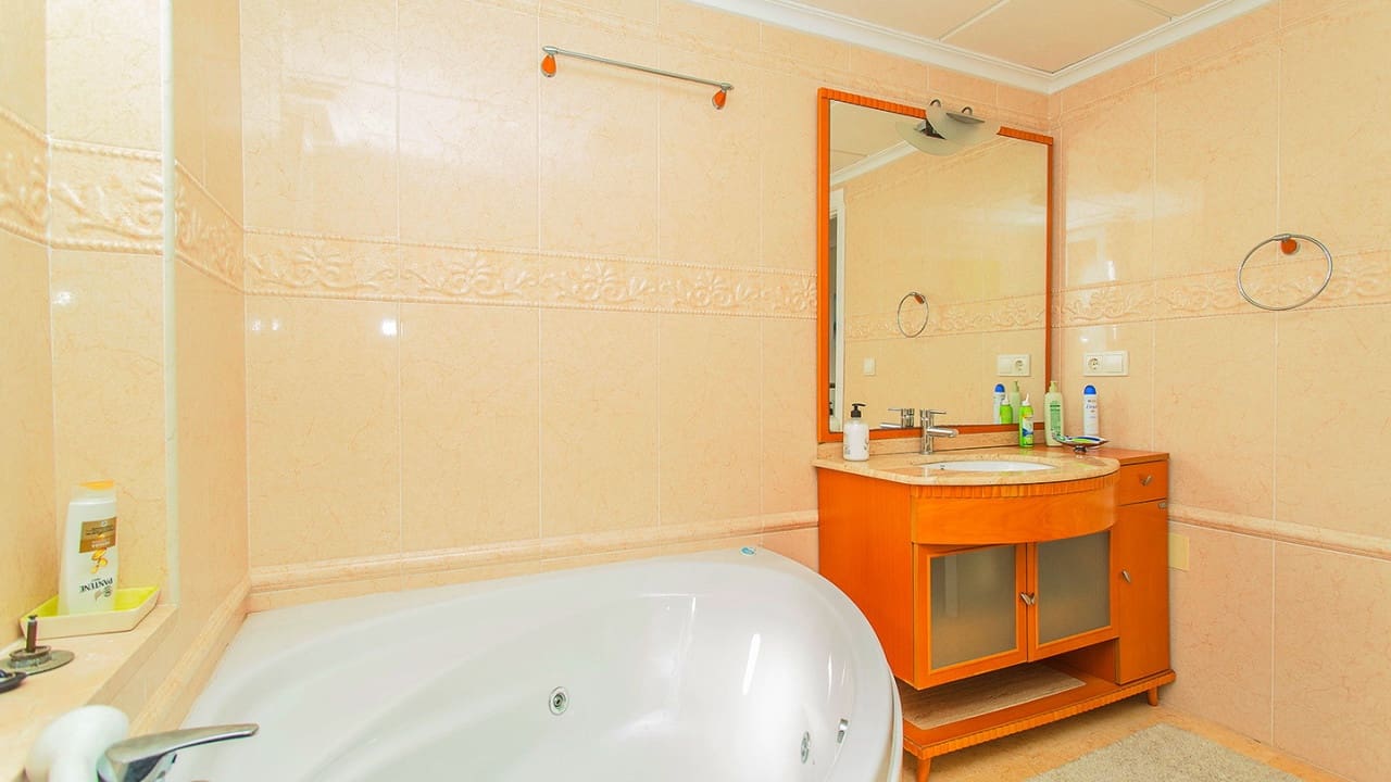 5 sovrum Villa till salu i Torrevieja med pool garage - 1 170 000 € (Ref: 8653722)