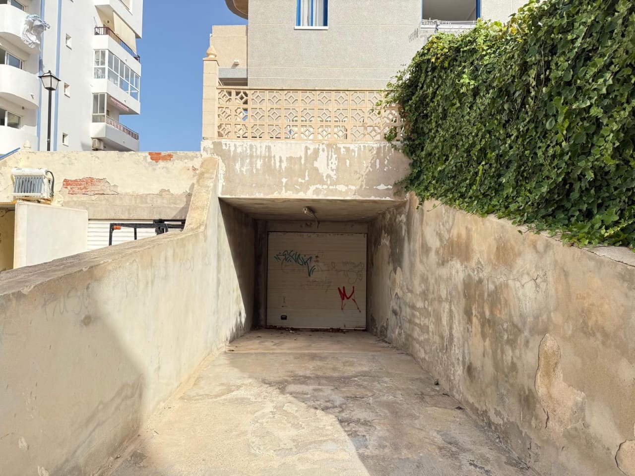 Garaż na sprzedaż w Torrevieja - 12 000 € (Ref: 9233172)