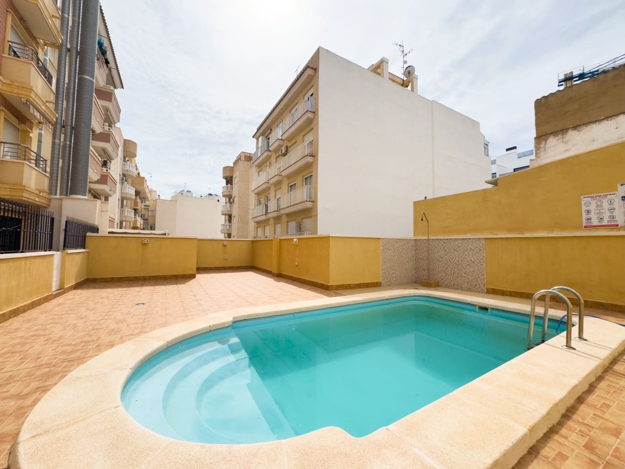 2 Zimmer Apartment zu verkaufen in Torrevieja mit Pool - 178.000 € (Ref: 9233209)