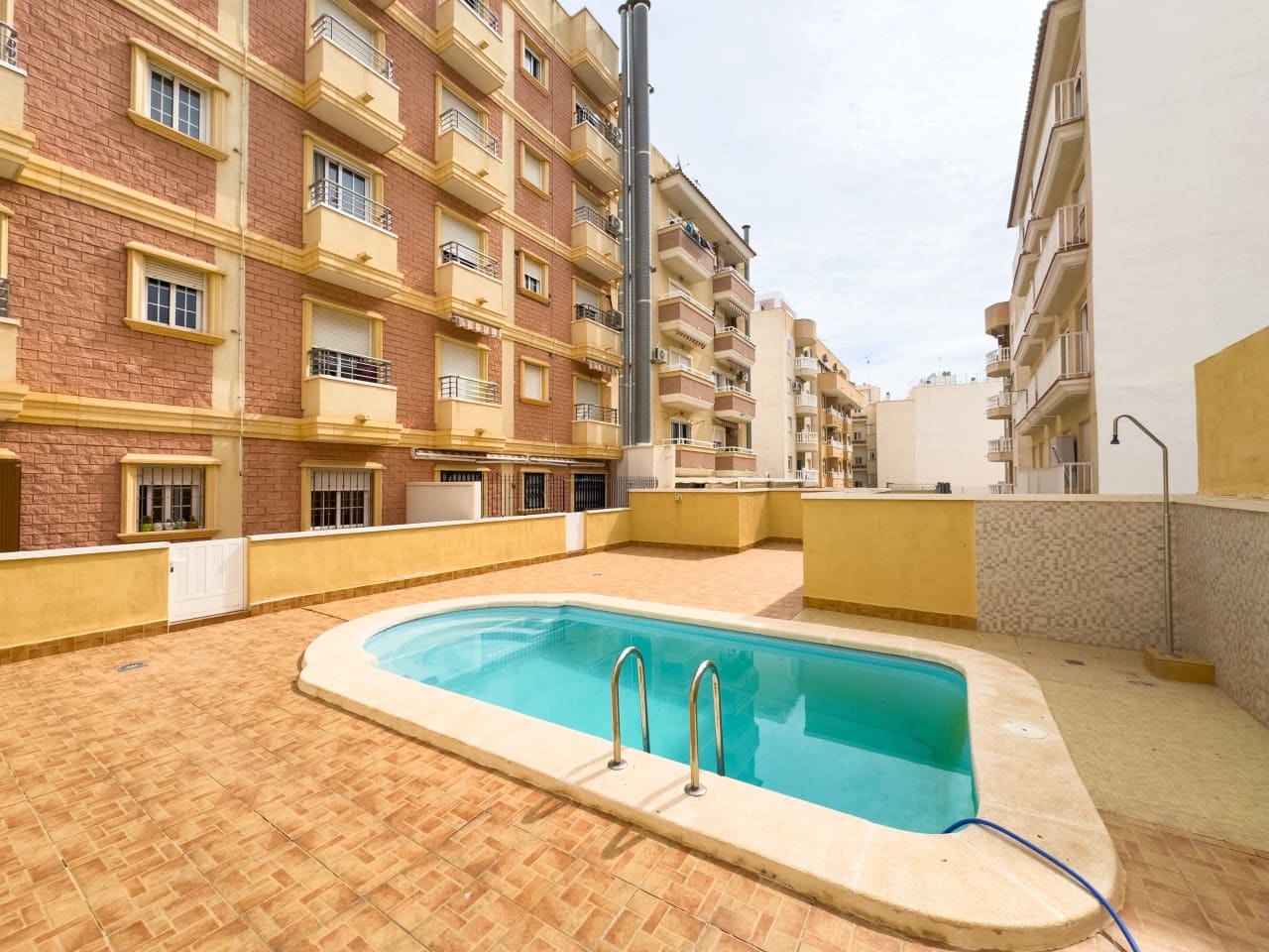 2 Zimmer Apartment zu verkaufen in Torrevieja mit Pool - 178.000 € (Ref: 9233209)