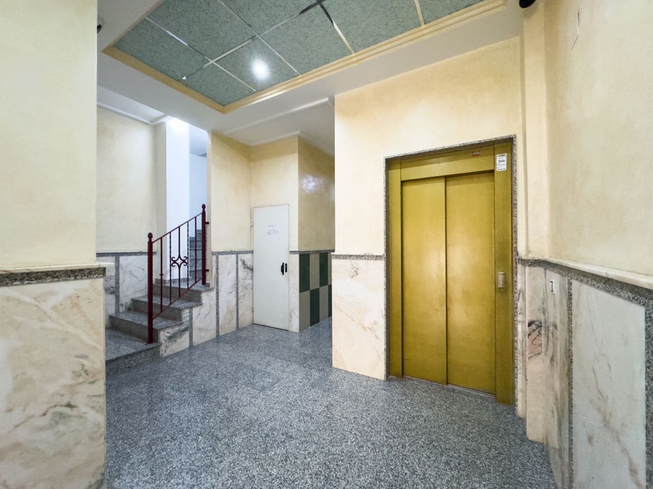 2 Zimmer Apartment zu verkaufen in Torrevieja mit Pool - 178.000 € (Ref: 9233209)