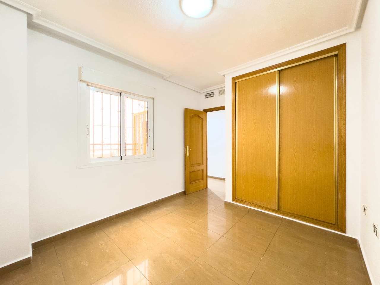 2 Zimmer Apartment zu verkaufen in Torrevieja mit Pool - 178.000 € (Ref: 9233209)