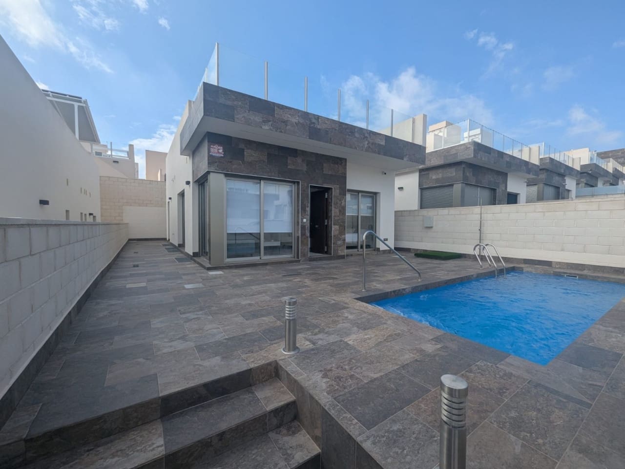 3 bedroom Villa for sale in Villamartin - € 399,000 (Ref: 9233216)