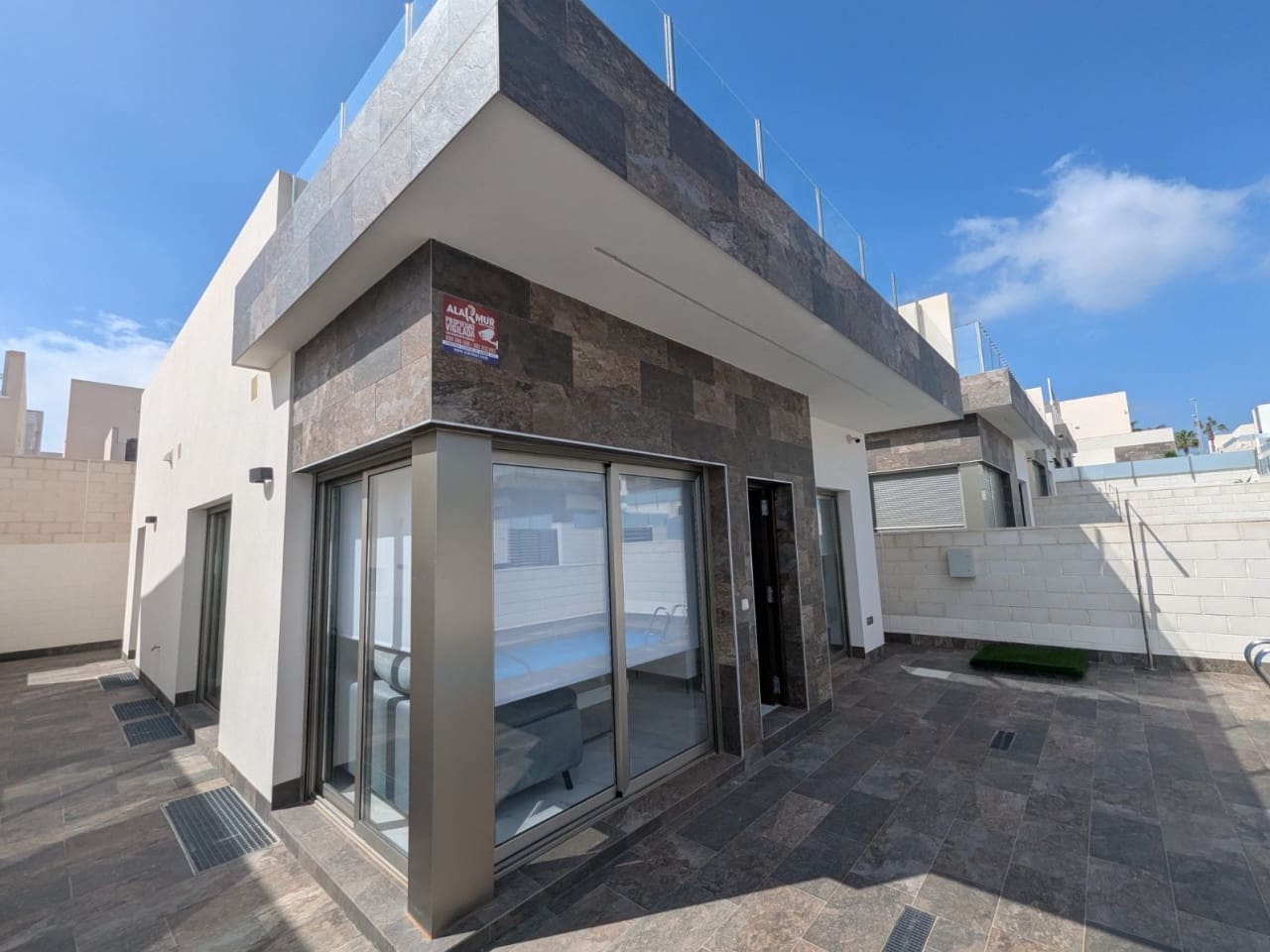 3 bedroom Villa for sale in Villamartin - € 399,000 (Ref: 9233216)