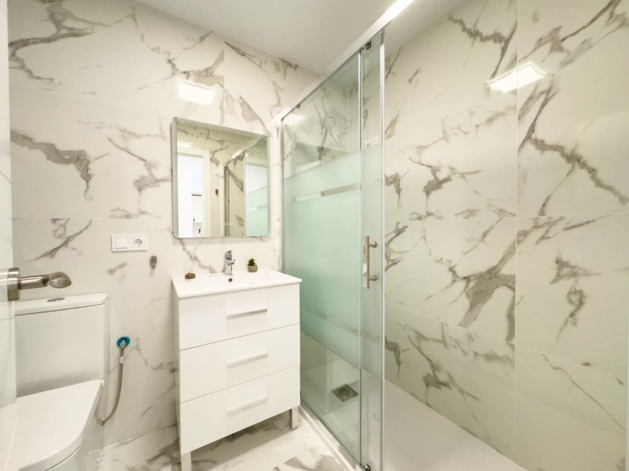 2 bedroom Apartment for sale in Torrevieja with pool - € 179,900 (Ref: 9233411)